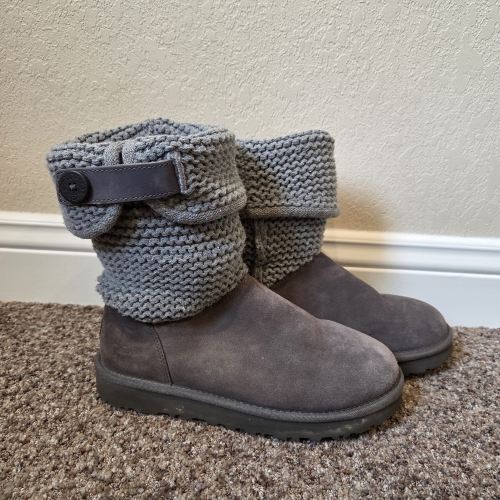 UGG Women's Gray Suede Knit Cuff Buttoned Ankle Boots - Size 8